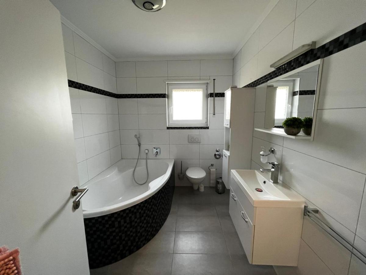 Prime Host Lovely Apartment คาร์ลสรูเฮอ ภายนอก รูปภาพ