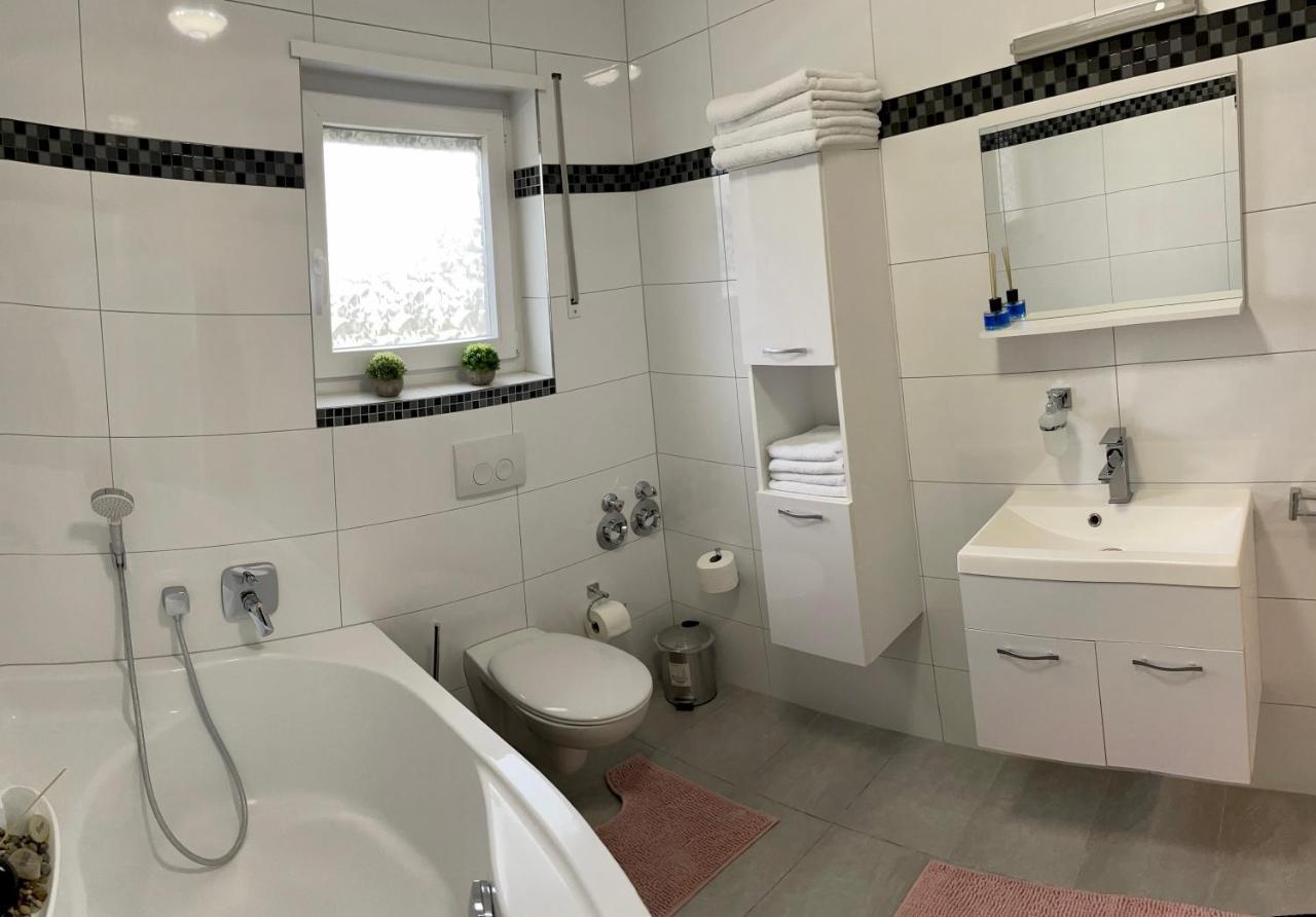 Prime Host Lovely Apartment คาร์ลสรูเฮอ ภายนอก รูปภาพ